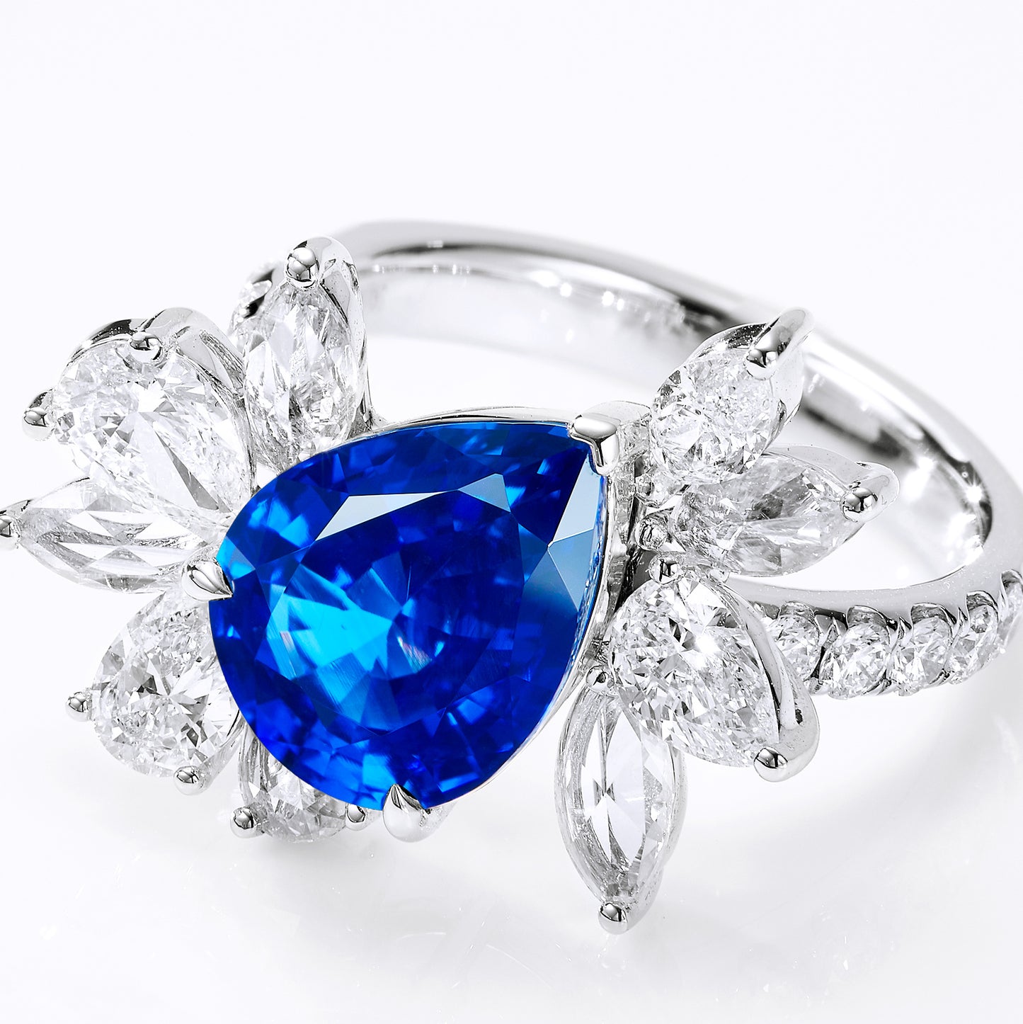 GEMCOOK JEWELRY 4.06ct Old Burnt Royal Blue Sapphire Ring